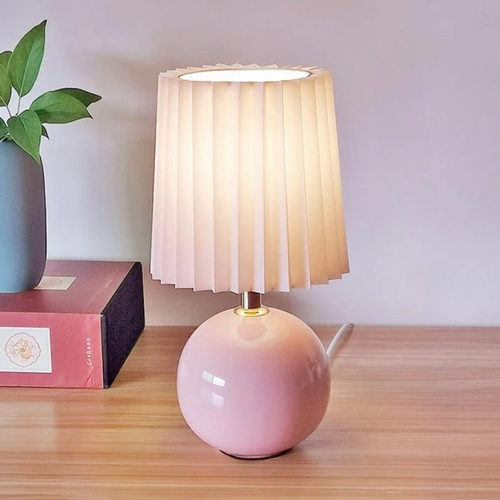Ceramiczna lampa stołowa z okrągłą podstawą, plisowanym kloszem i włącznikiem przyciskowym