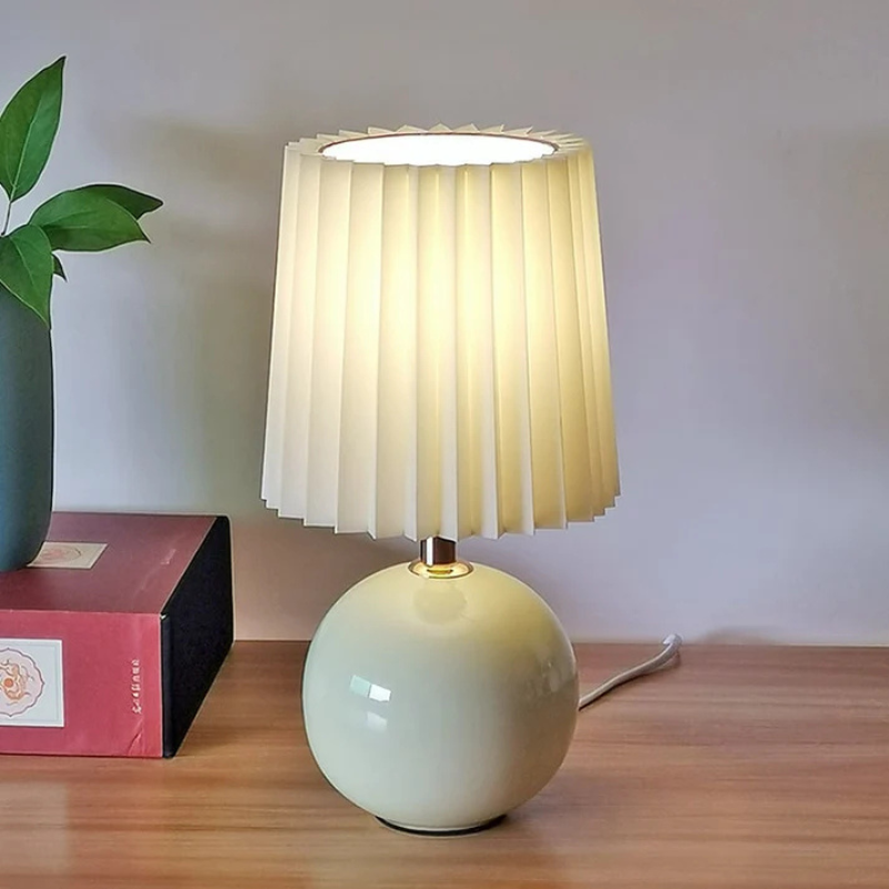 Ceramiczna lampa stołowa z okrągłą podstawą, plisowanym kloszem i włącznikiem przyciskowym