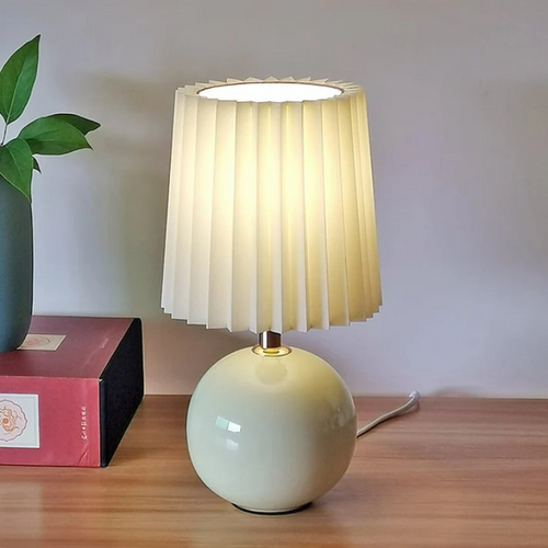 Ceramiczna lampa stołowa z okrągłą podstawą, plisowanym kloszem i włącznikiem przyciskowym