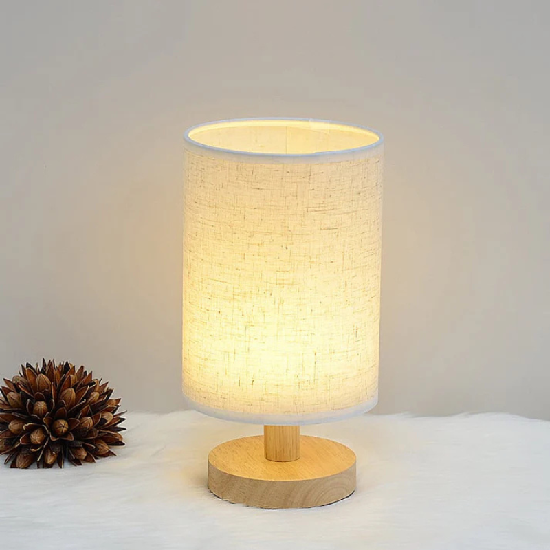 Lampa stołowa z drewnianą podstawą i materiałowym kloszem, włącznik przyciskowy, LED