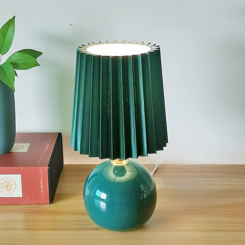 Ceramiczna lampa stołowa z okrągłą podstawą, plisowanym kloszem i włącznikiem przyciskowym