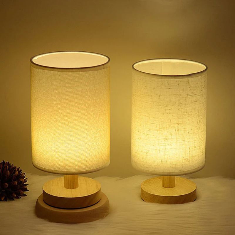 Lampa stołowa z drewnianą podstawą i materiałowym kloszem, włącznik przyciskowy, LED