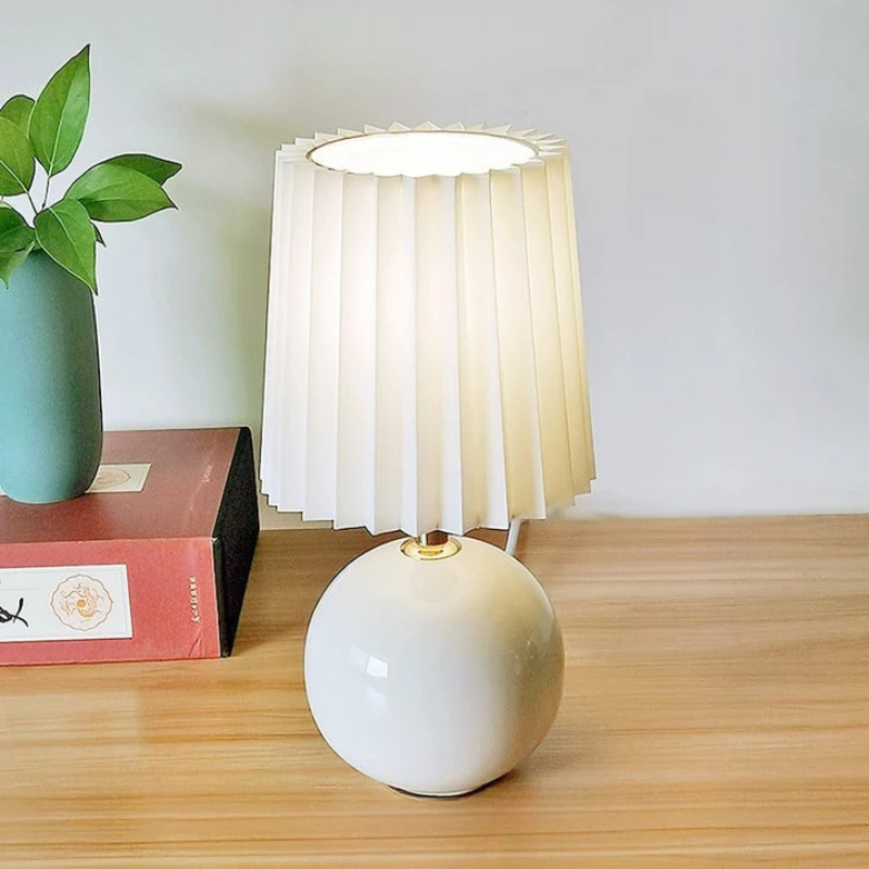 Ceramiczna lampa stołowa z okrągłą podstawą, plisowanym kloszem i włącznikiem przyciskowym